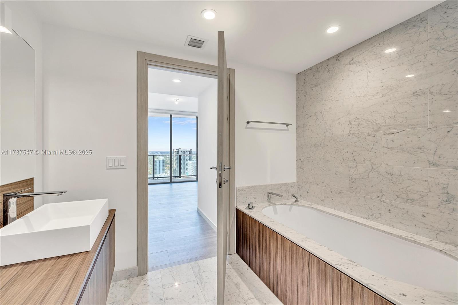1000 Brickell Plz #3108, Miami FL 33131