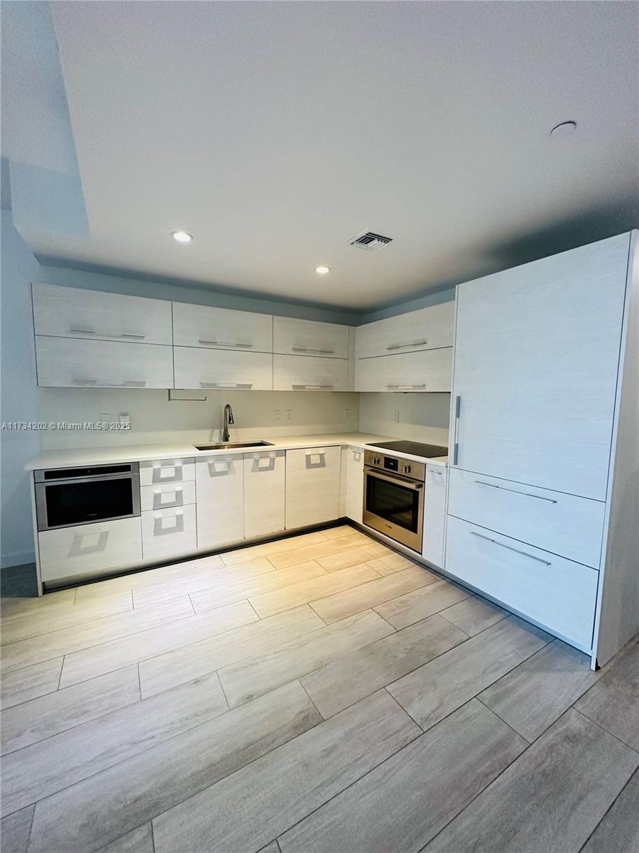 45 SW 9th St #1202, Miami FL 33130