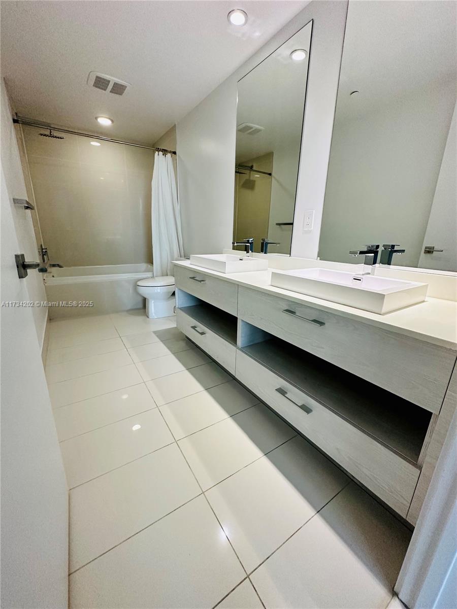45 SW 9th St #1202, Miami FL 33130