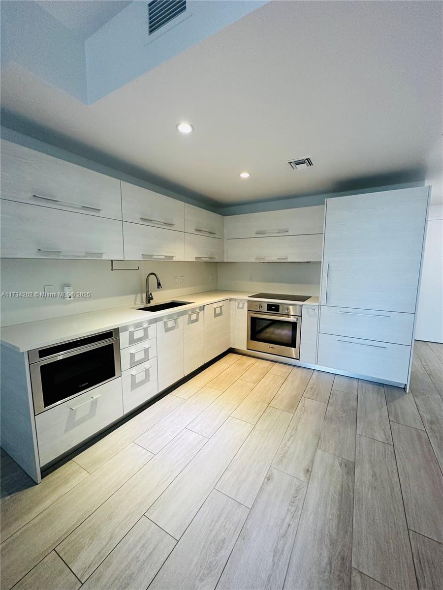 45 SW 9th St #1202, Miami FL 33130