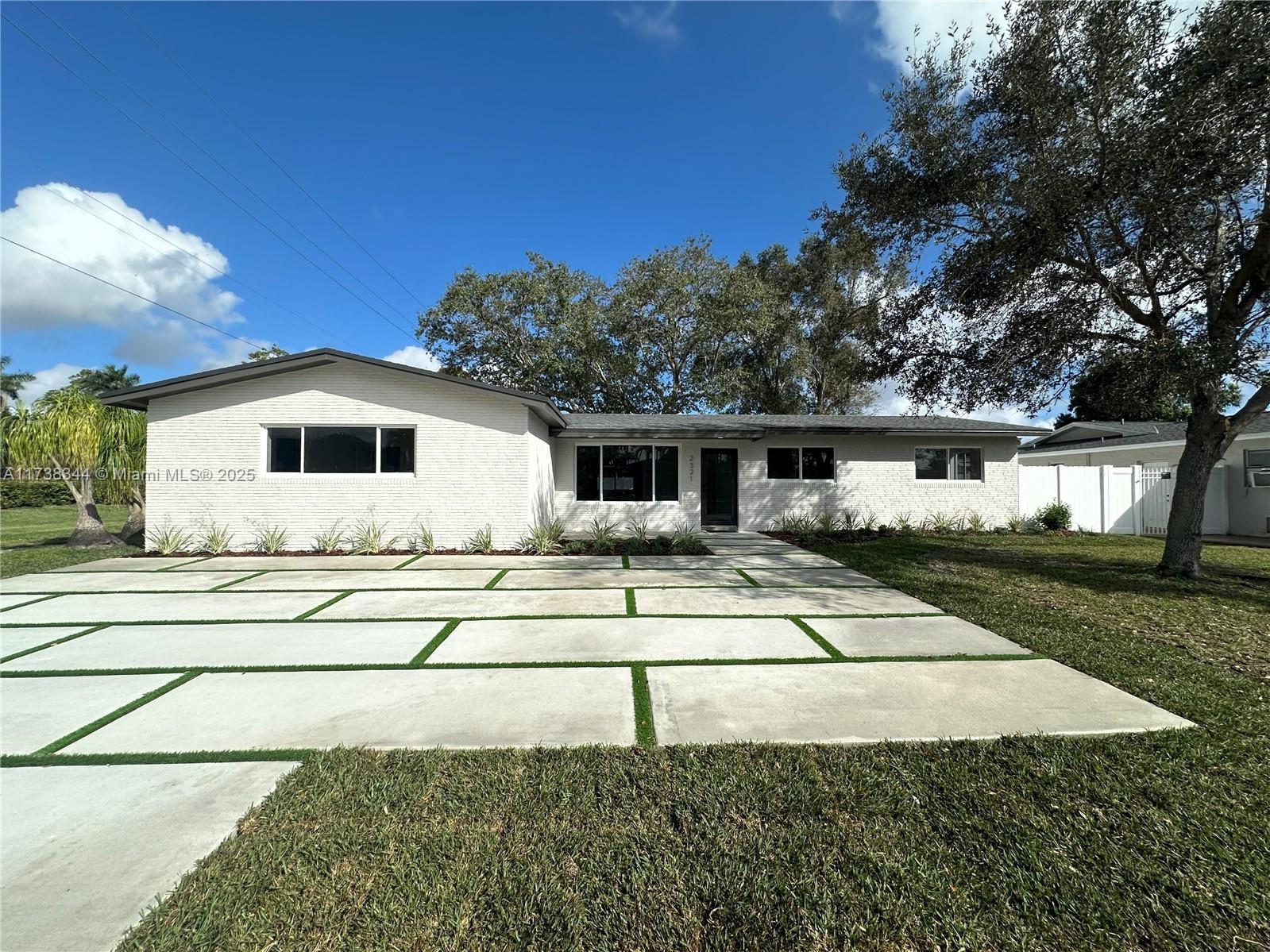 2321 NW 114th Ter, Pembroke Pines, Florida image 1