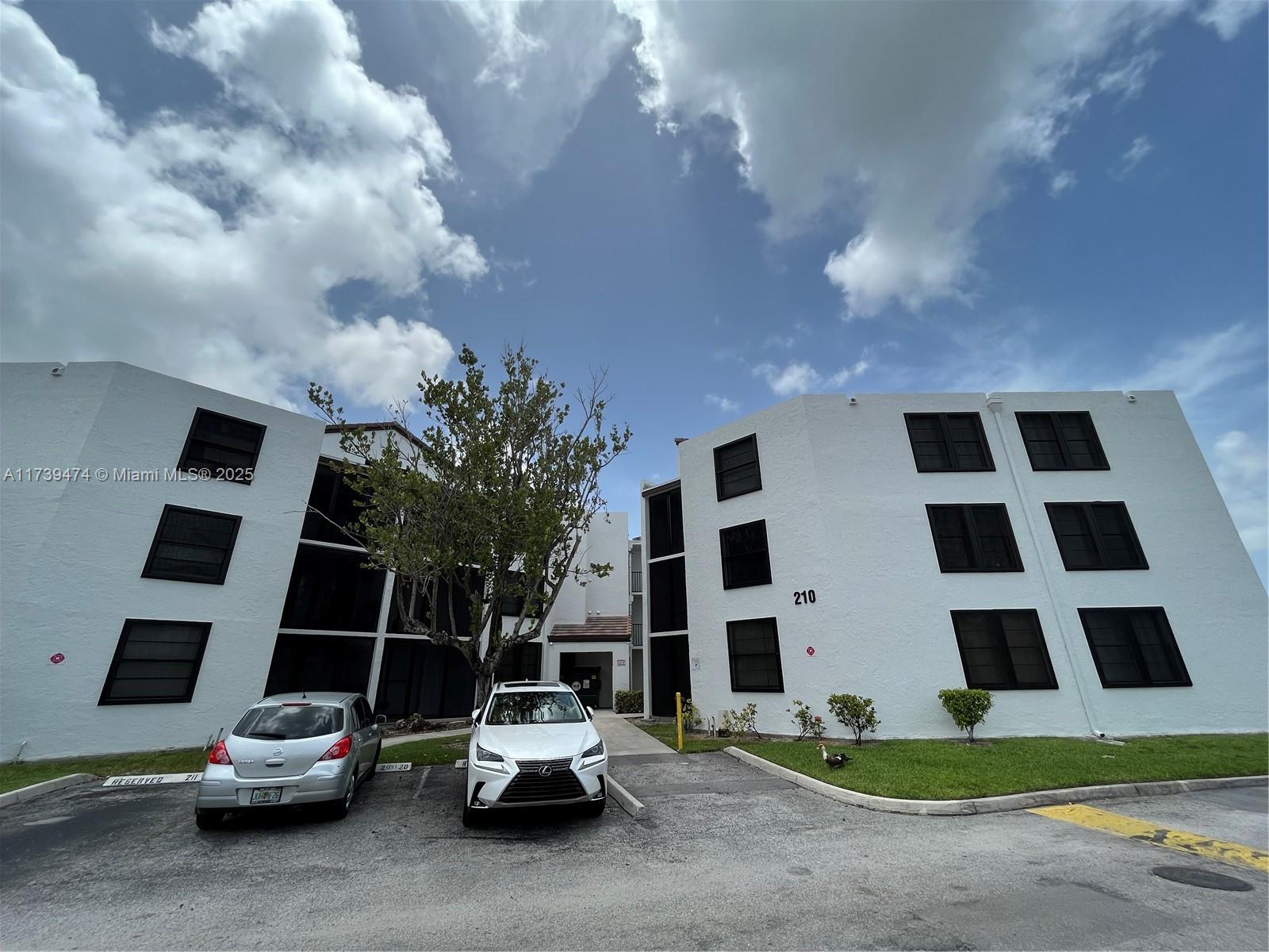 210 Lake Pointe Dr #107, Oakland Park, Florida image 1