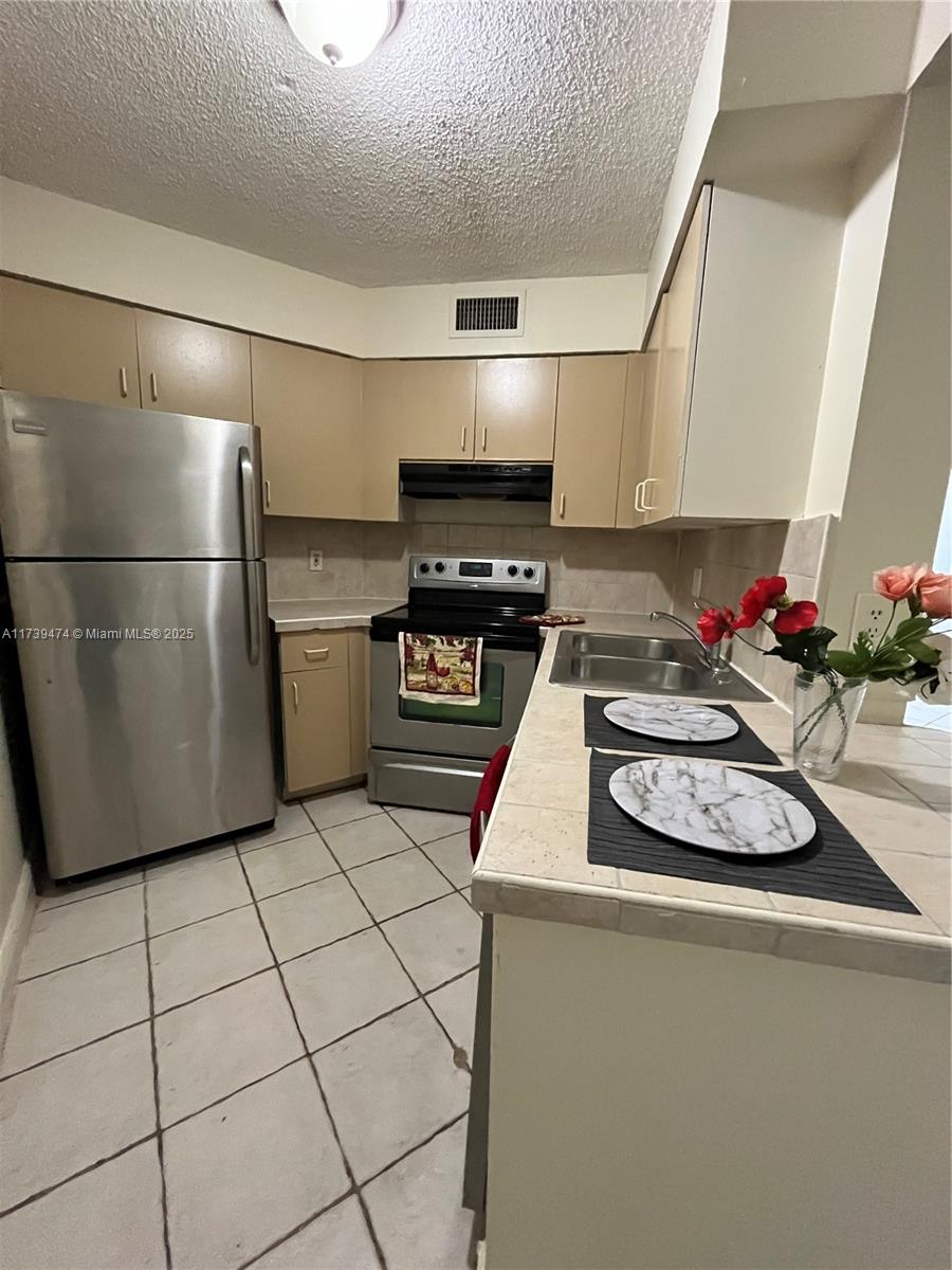 210 Lake Pointe Dr #107, Oakland Park, Florida image 3