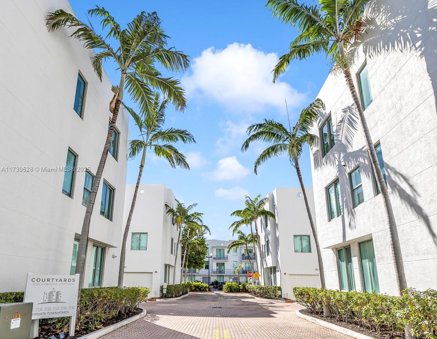 2138 Van Buren St 606