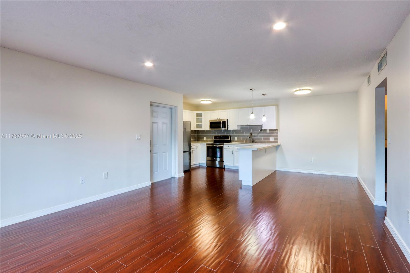Listing Photo 8