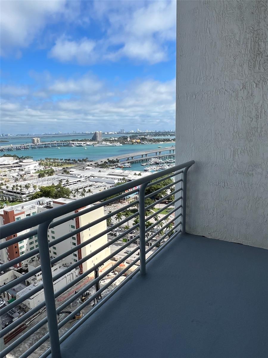 234 NE 3rd St #UPH06, Miami FL 33132