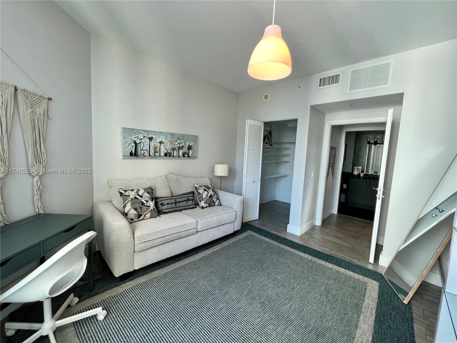 300 S Biscayne Blvd #2016, Miami FL 33131