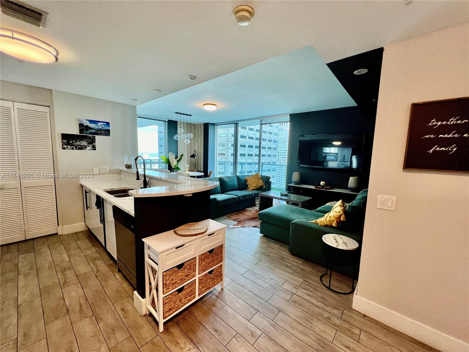 300 S Biscayne Blvd #2016, Miami FL 33131