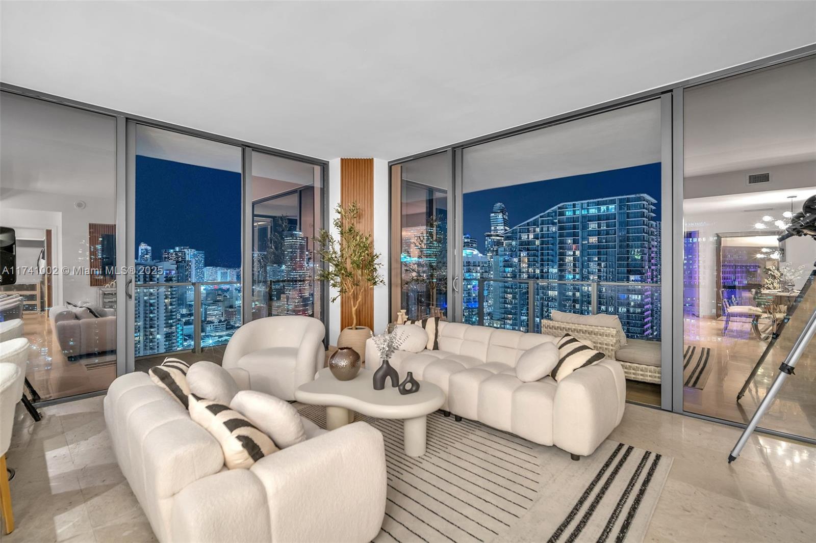 88 SW 7th St #3611, Miami FL 33130