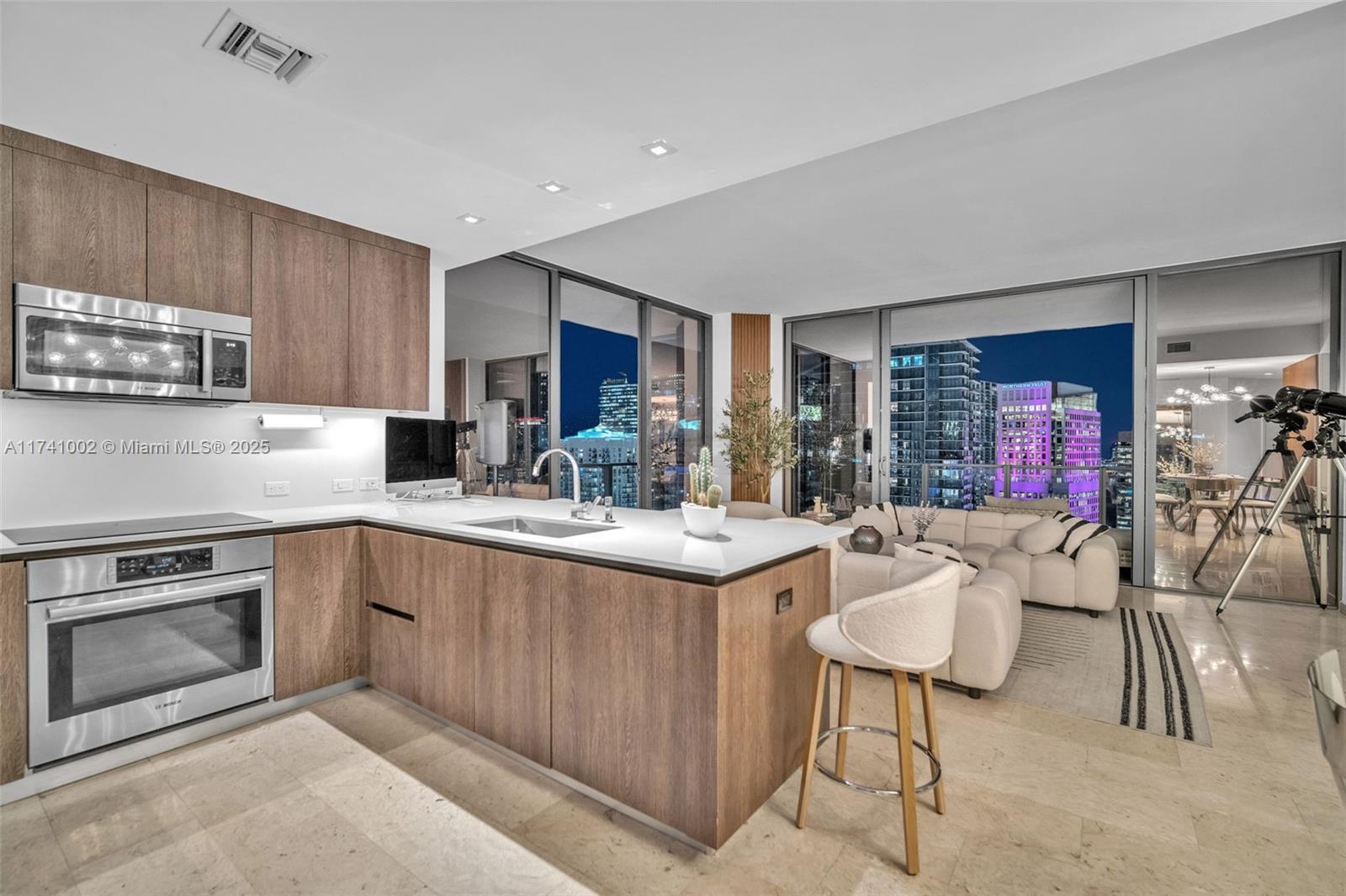 88 SW 7th St #3611, Miami FL 33130