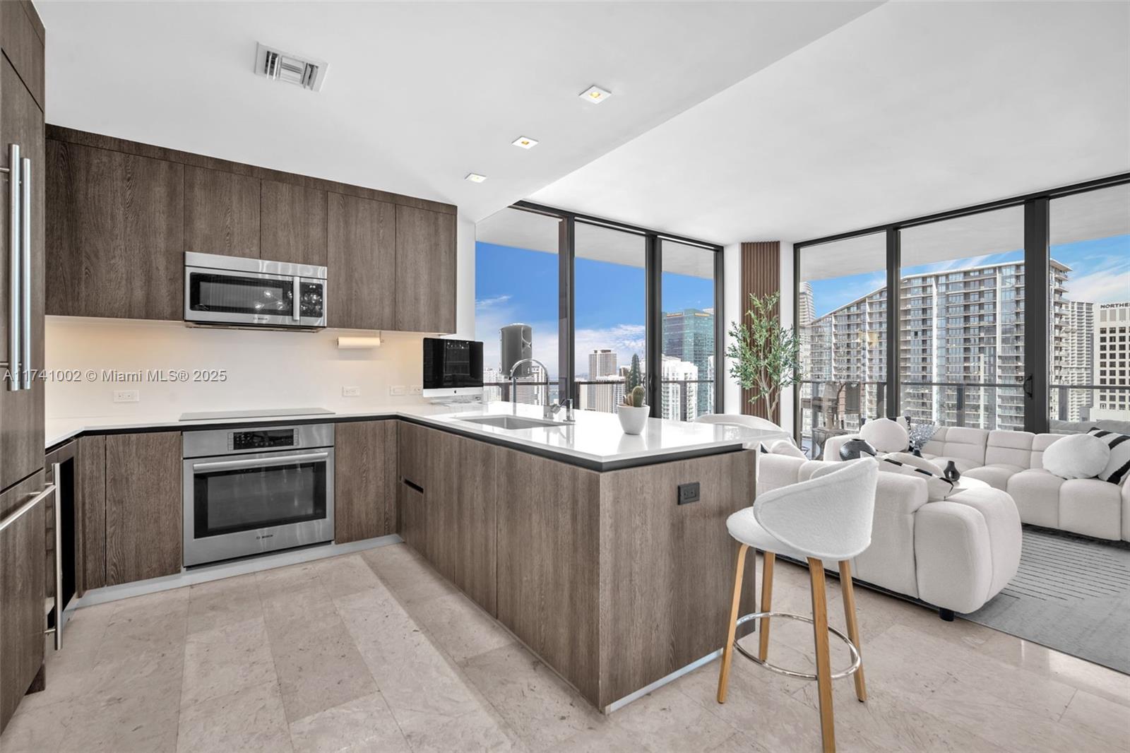 88 SW 7th St #3611, Miami FL 33130