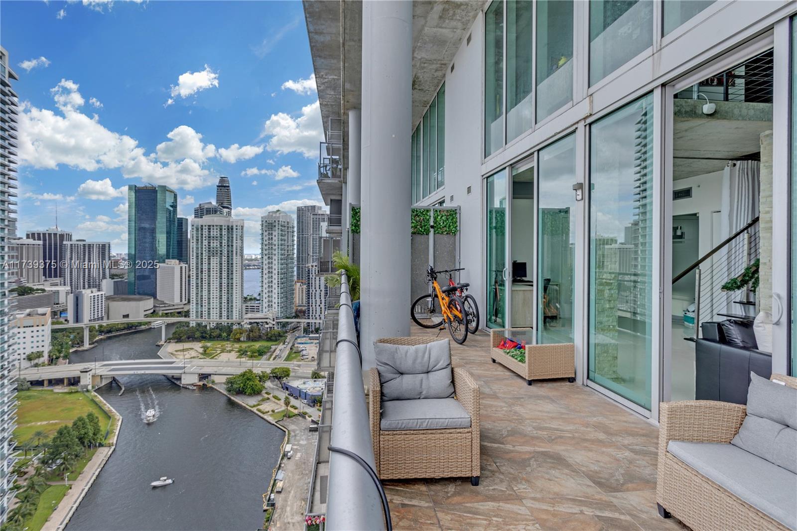 690 SW 1st Ct #PHI13, Miami FL 33130