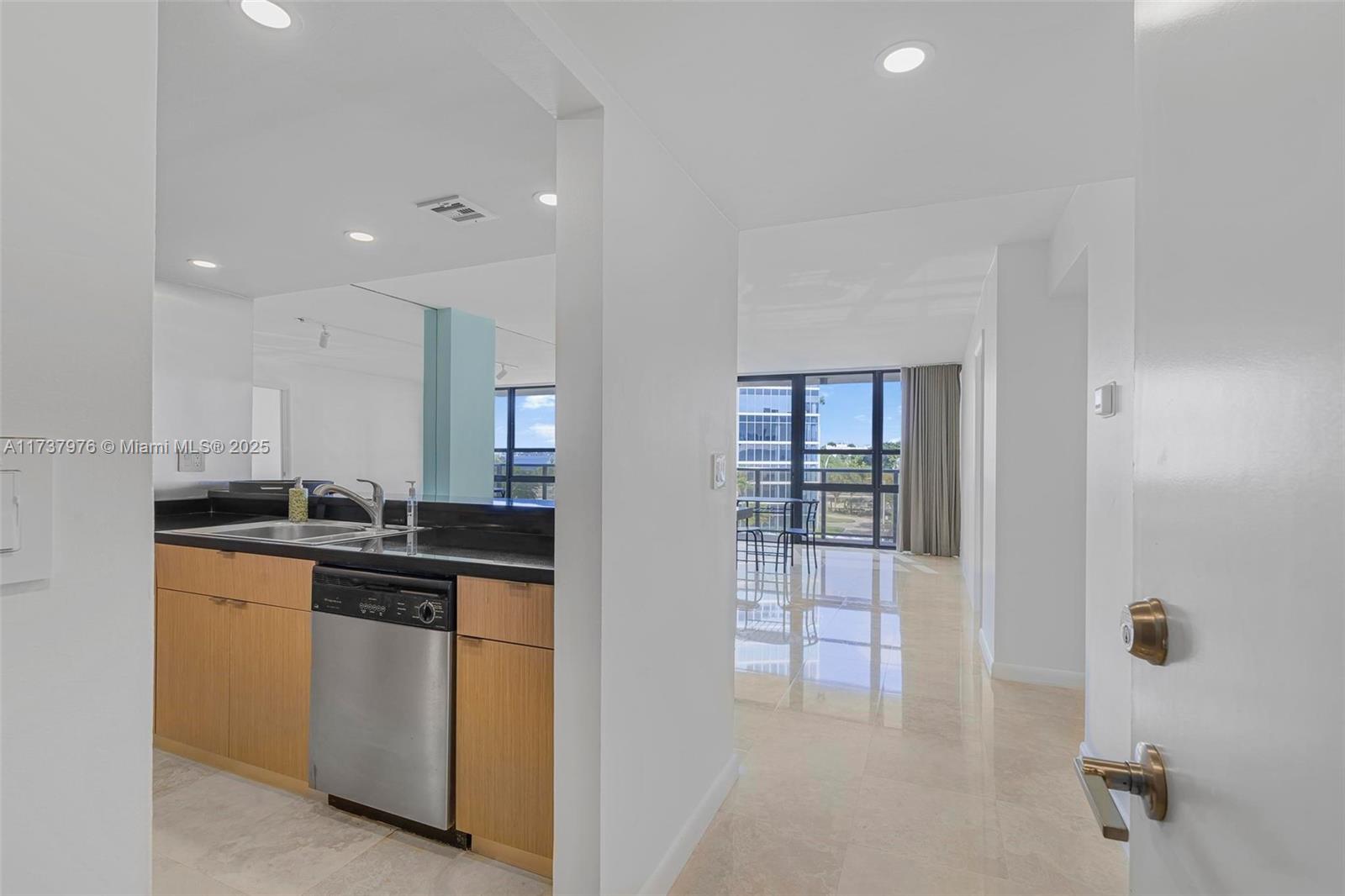 600 NE 36th St #414, Miami, Florida image 3