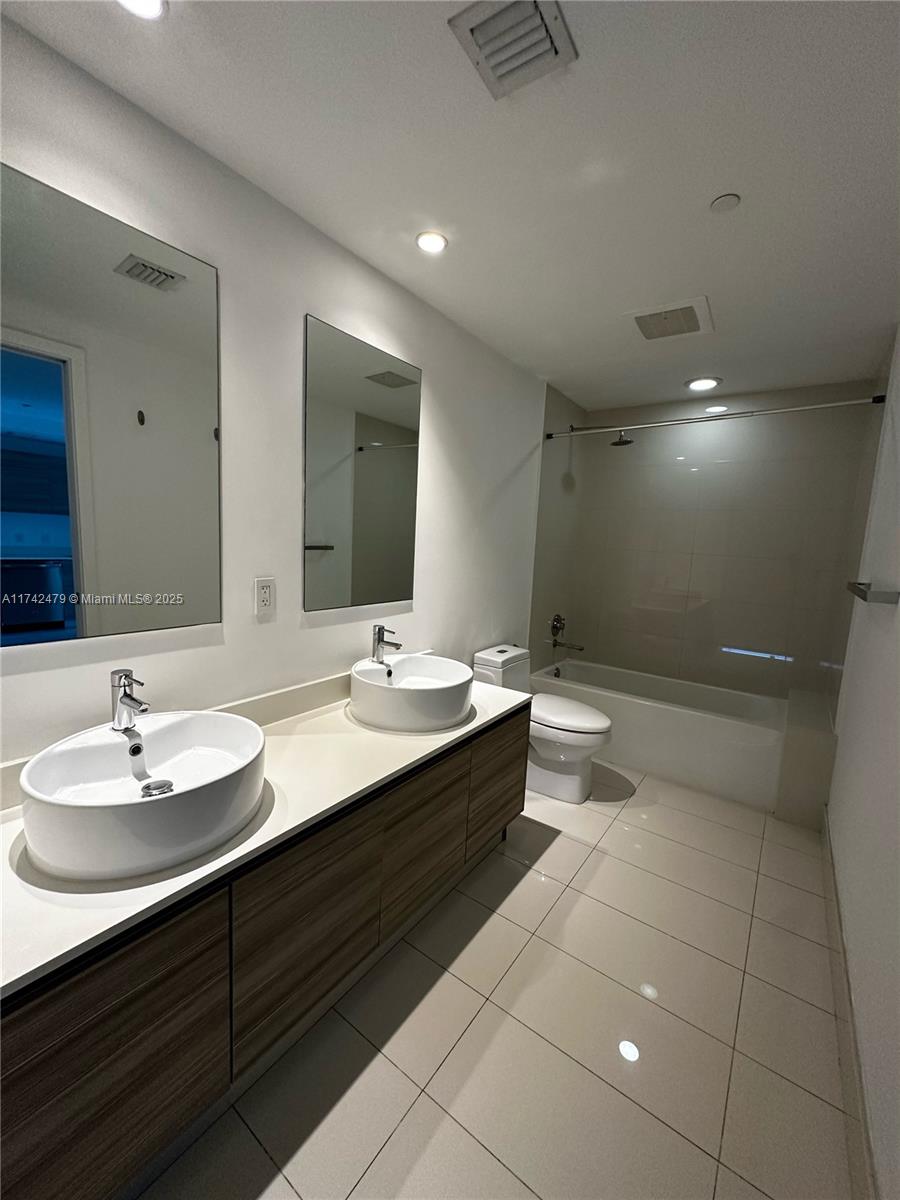 121 NE 34th St #2403, Miami FL 33137