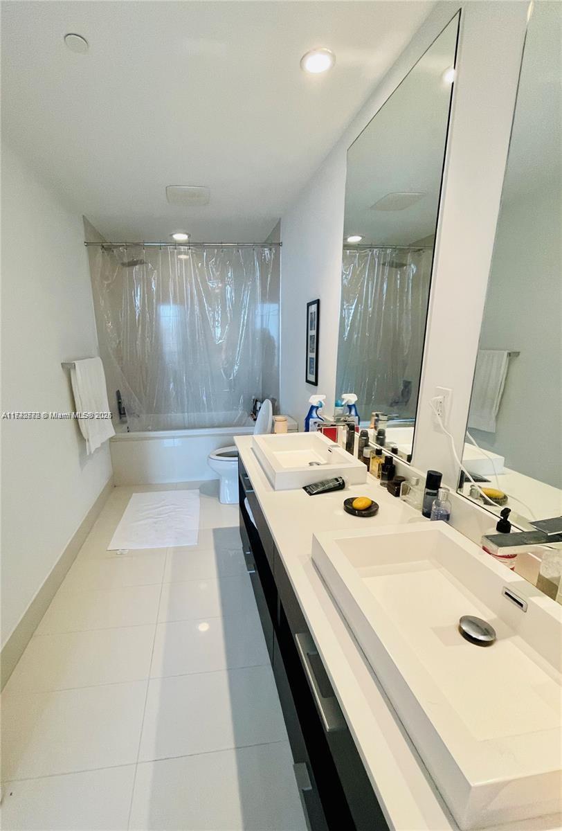 45 SW 9th St #2802, Miami FL 33130