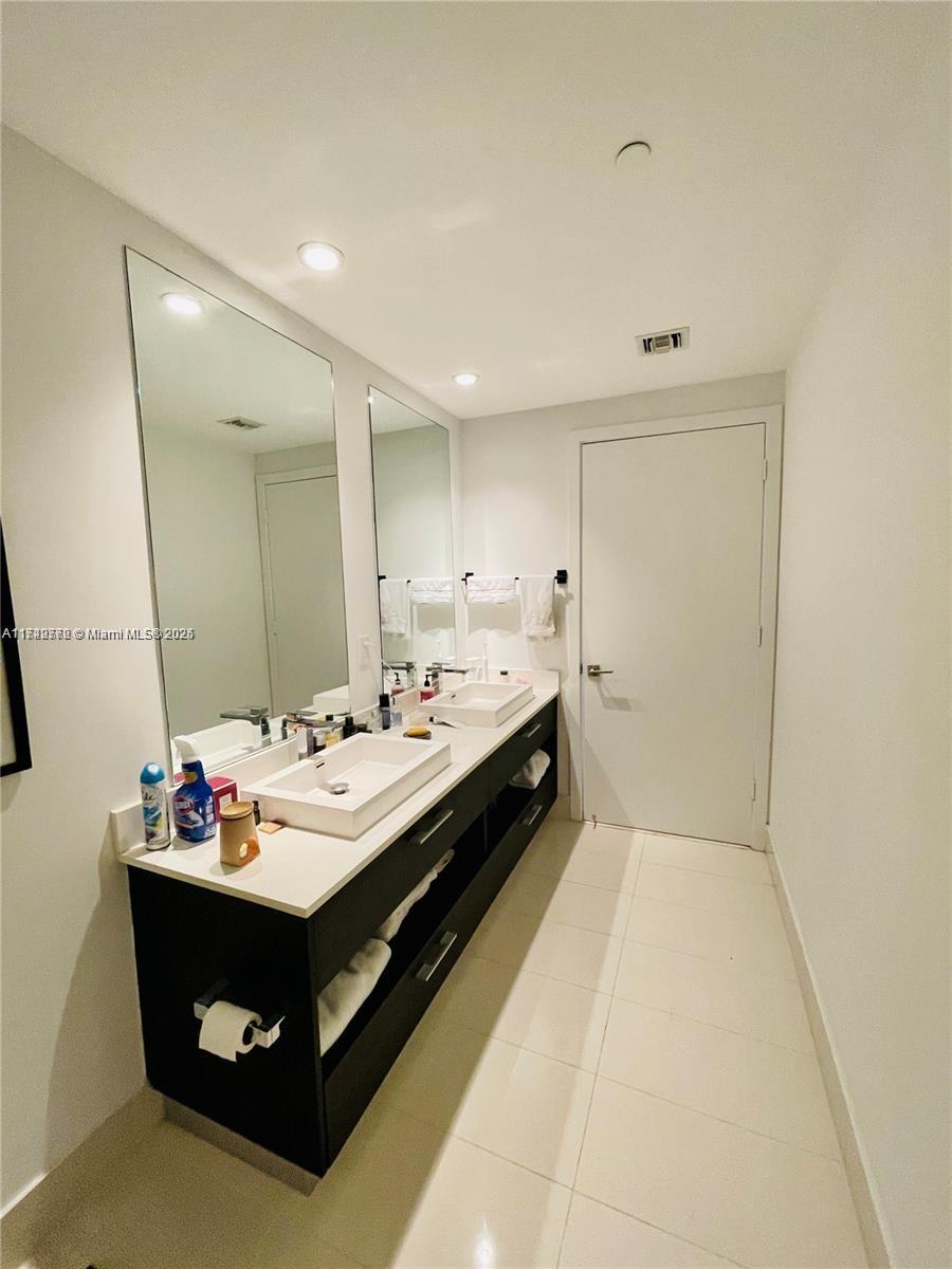 45 SW 9th St #2802, Miami FL 33130
