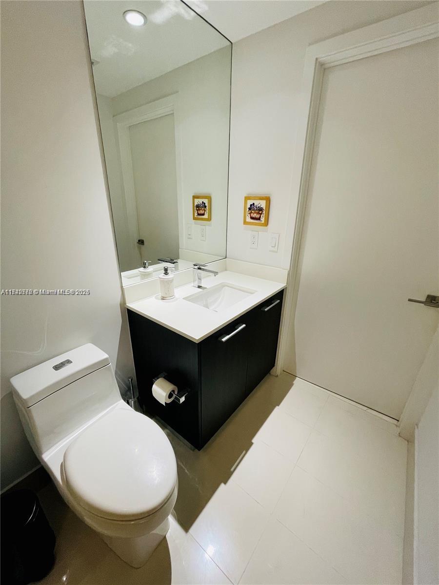 45 SW 9th St #2802, Miami FL 33130