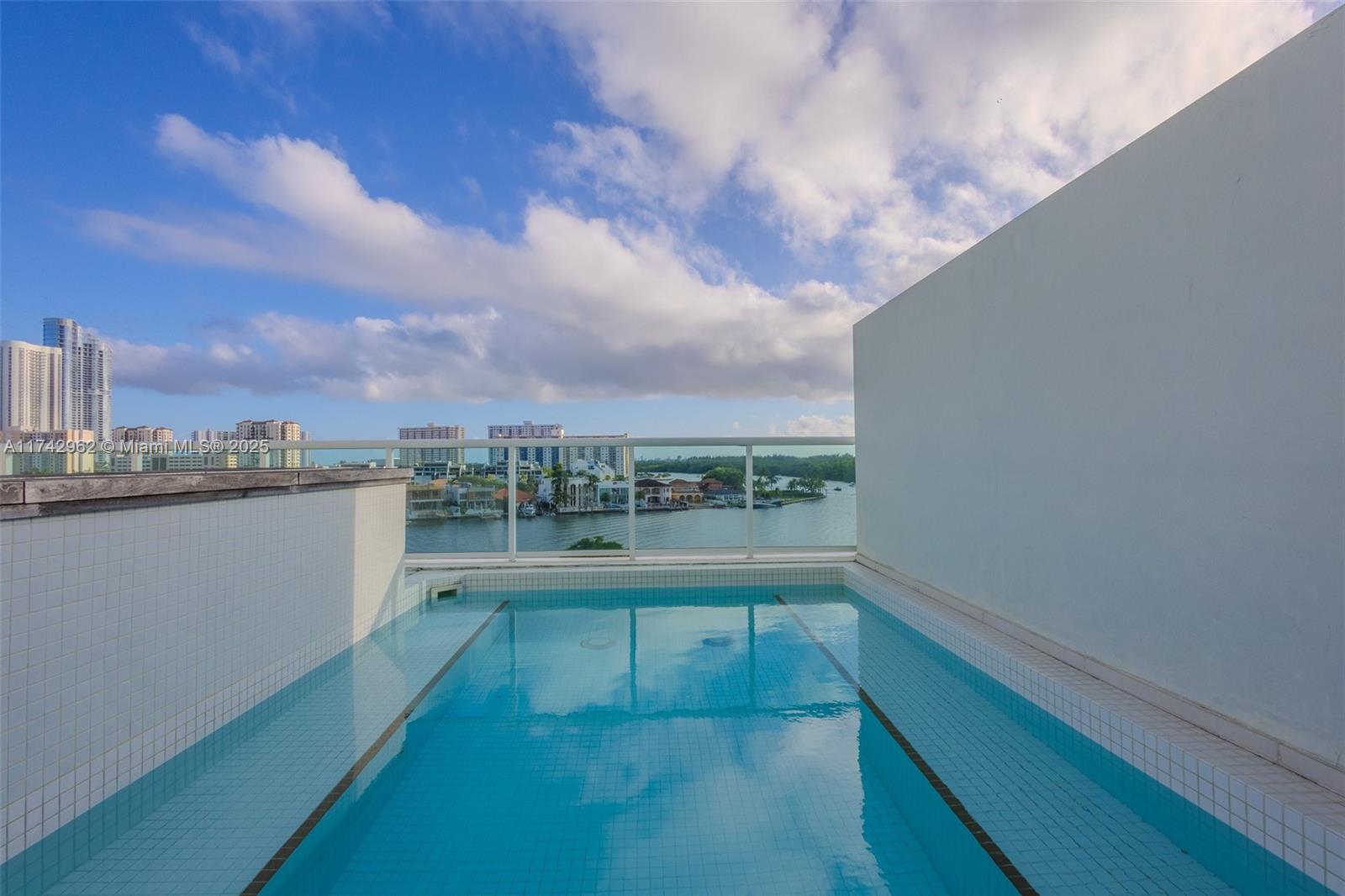 Apartamento à Venda em Sunny Isles Beach, FL