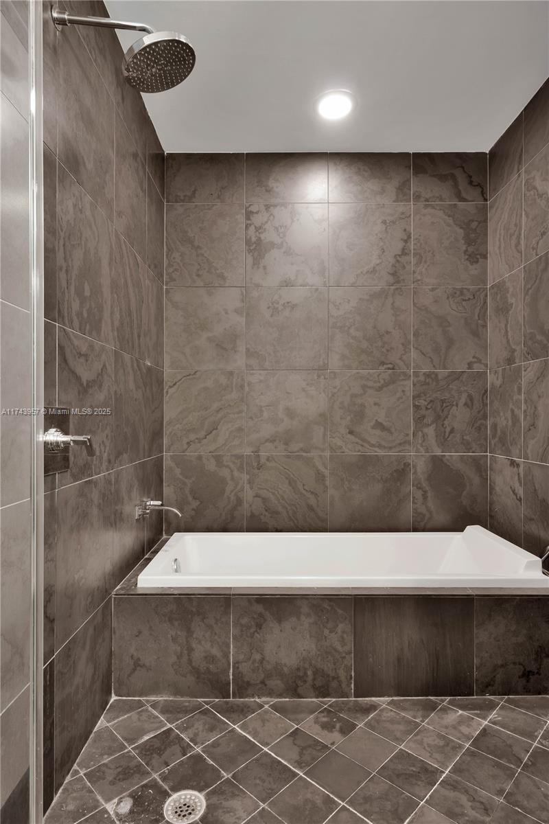 900 Biscayne Blvd #2206, Miami FL 33132