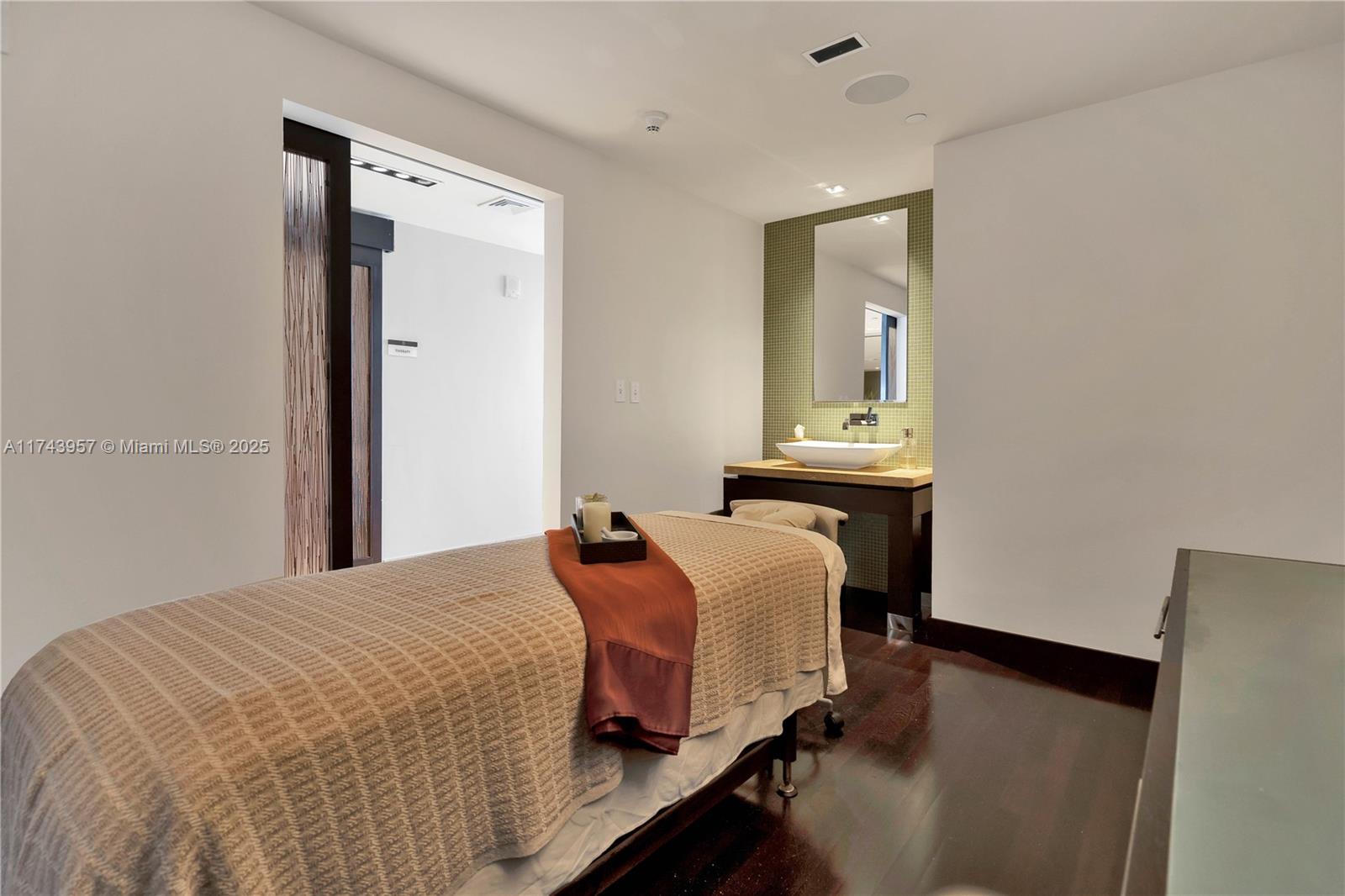 900 Biscayne Blvd #2206, Miami FL 33132