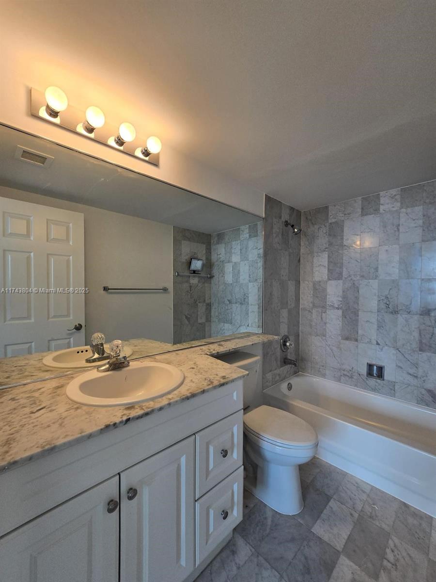 800 Claughton Island Dr #402, Miami FL 33131