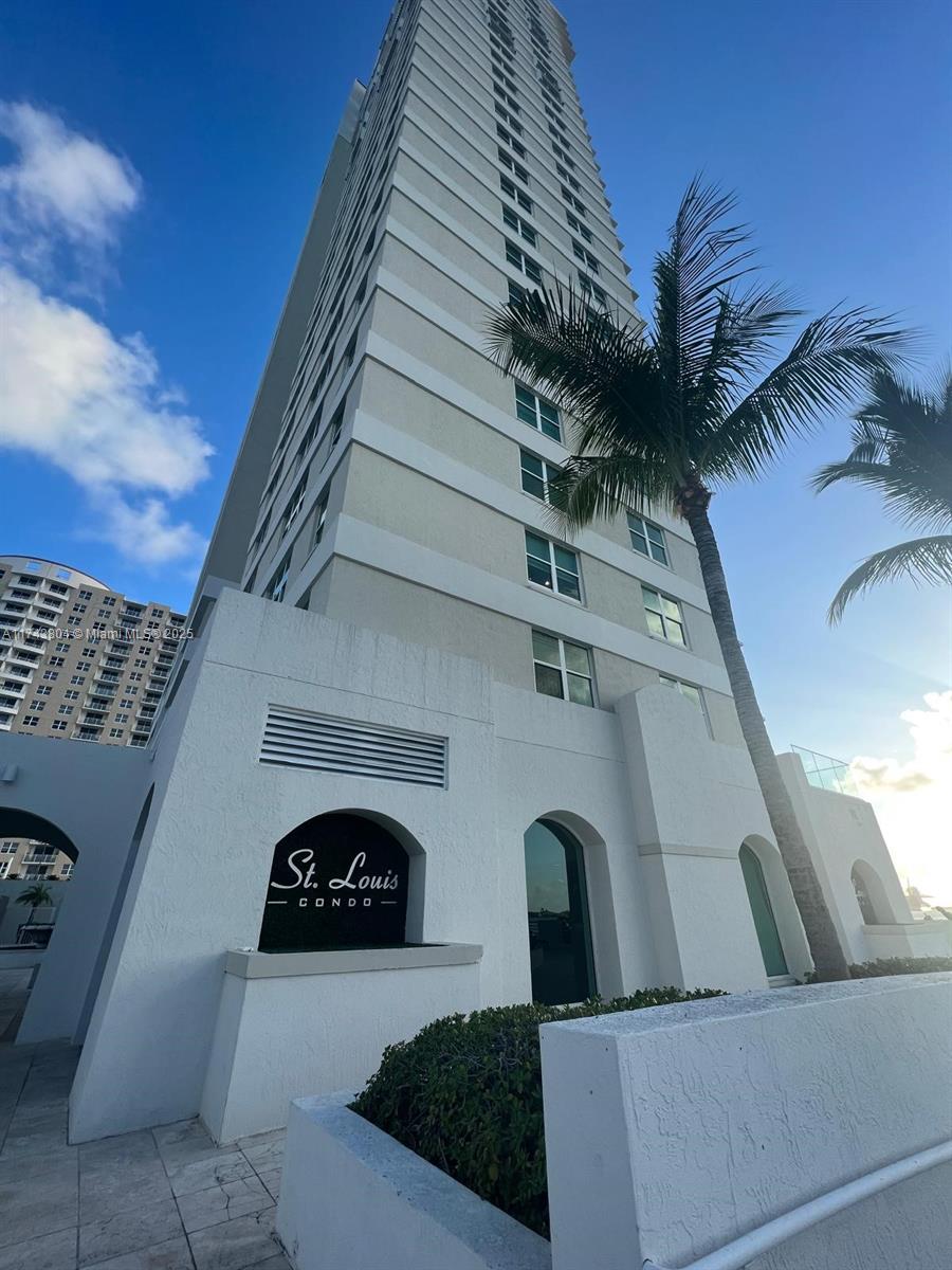 800 Claughton Island Dr #402, Miami FL 33131