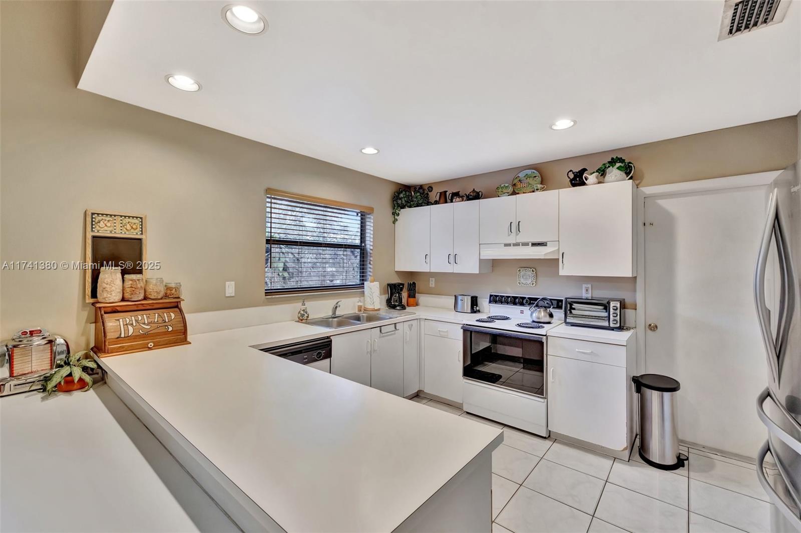5911 Epsom Ln, Davie, Florida image 16