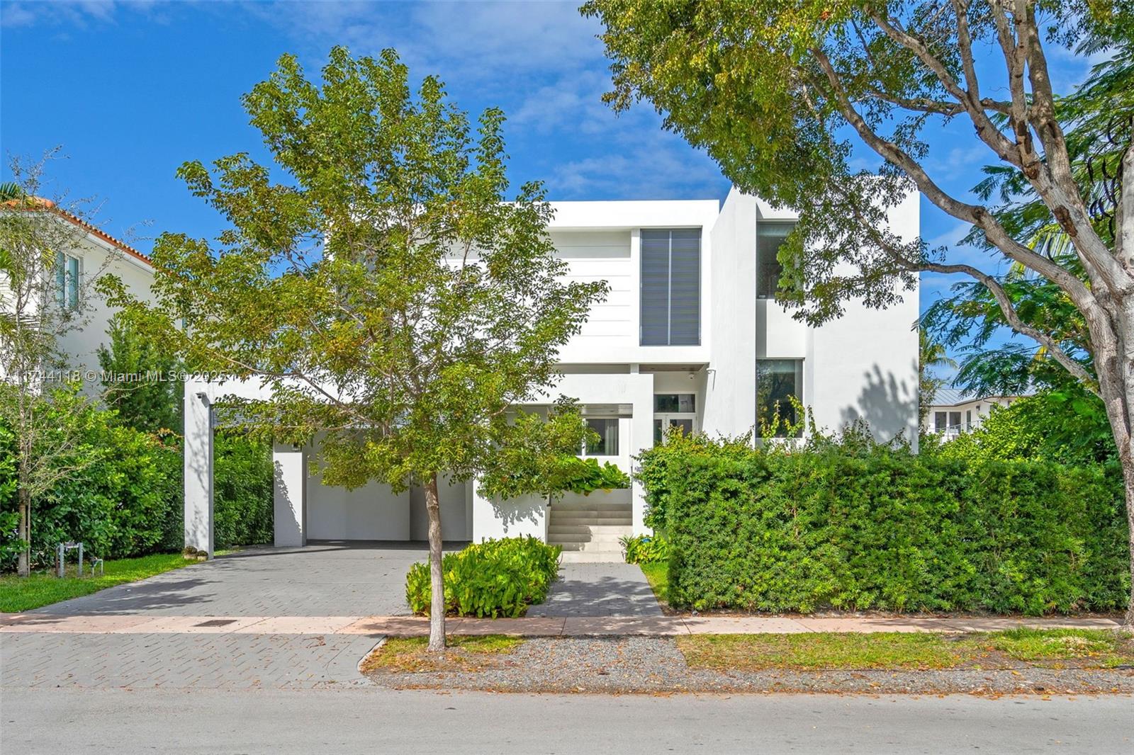 285 Mashta Dr Key Biscayne, FL 33149