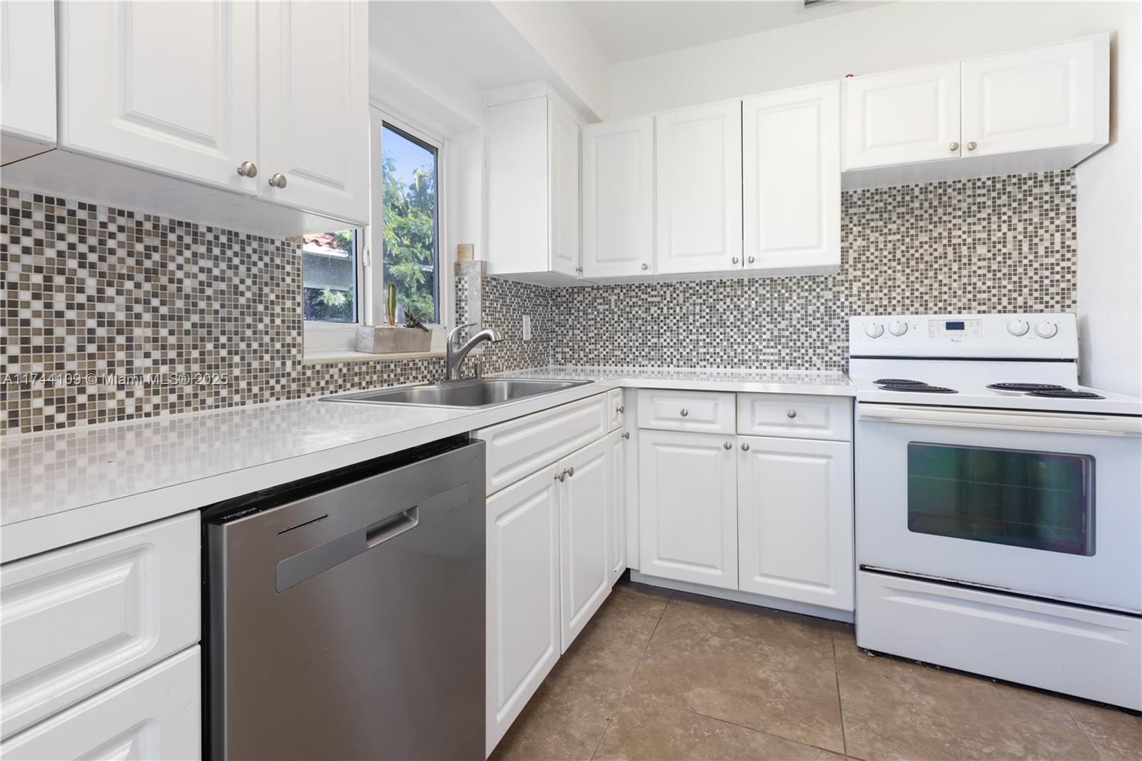 11010 NE 10th Ave, Biscayne Park, Florida image 16