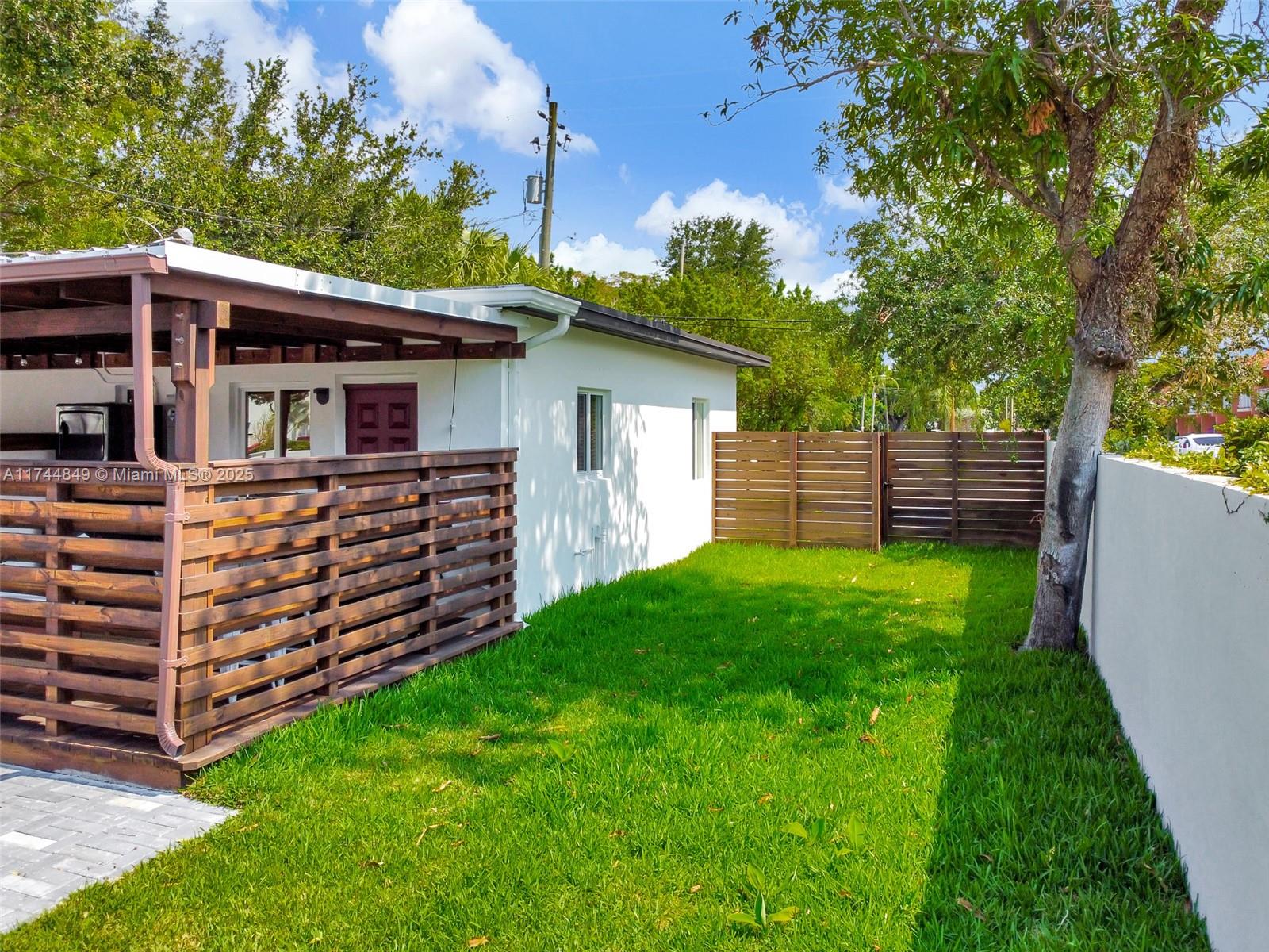 2055 NE 140th St, North Miami Beach, Florida image 9