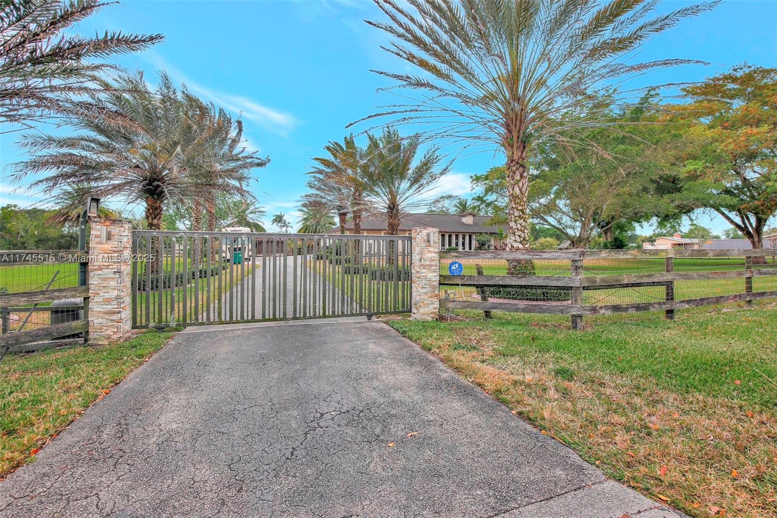 17500 SW 68th Ct  For Sale A11745515, FL