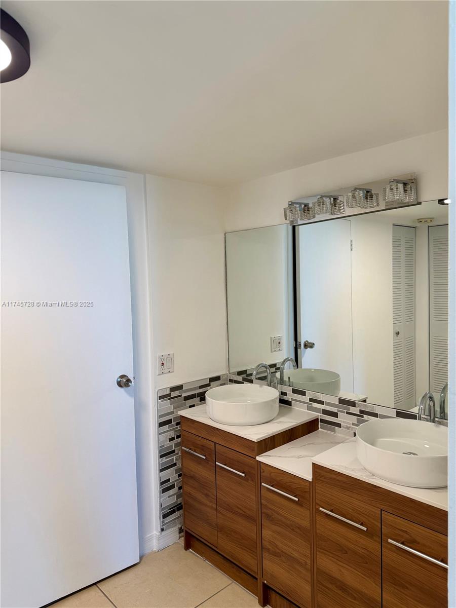 100 Bayview Dr #903, Sunny Isles Beach, Florida image 8