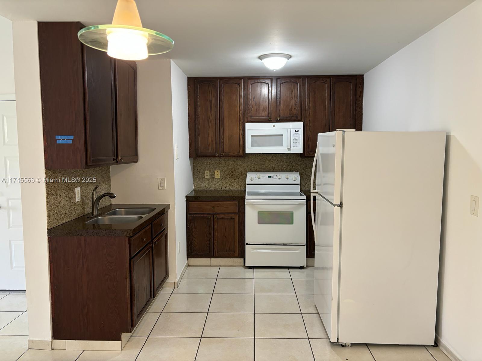 Residential, Hialeah, Florida image 3