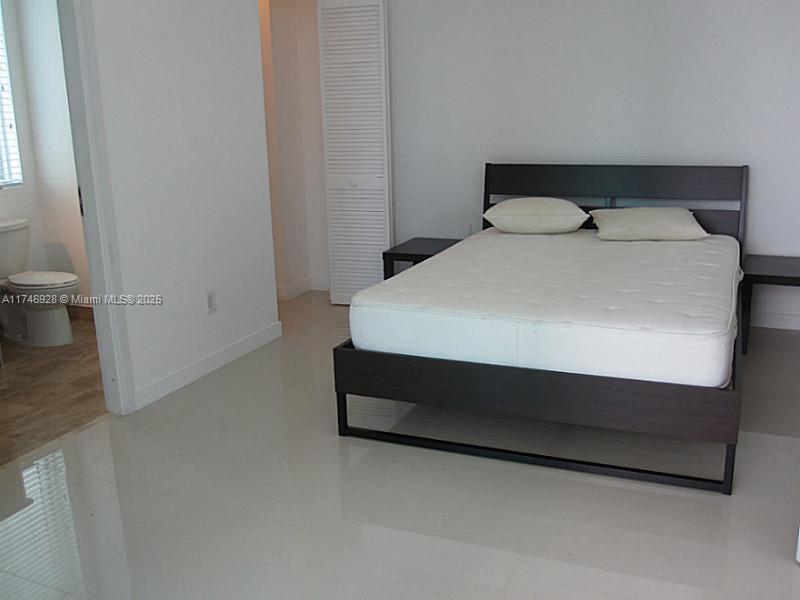 300 S Biscayne Blvd #2711, Miami FL 33131