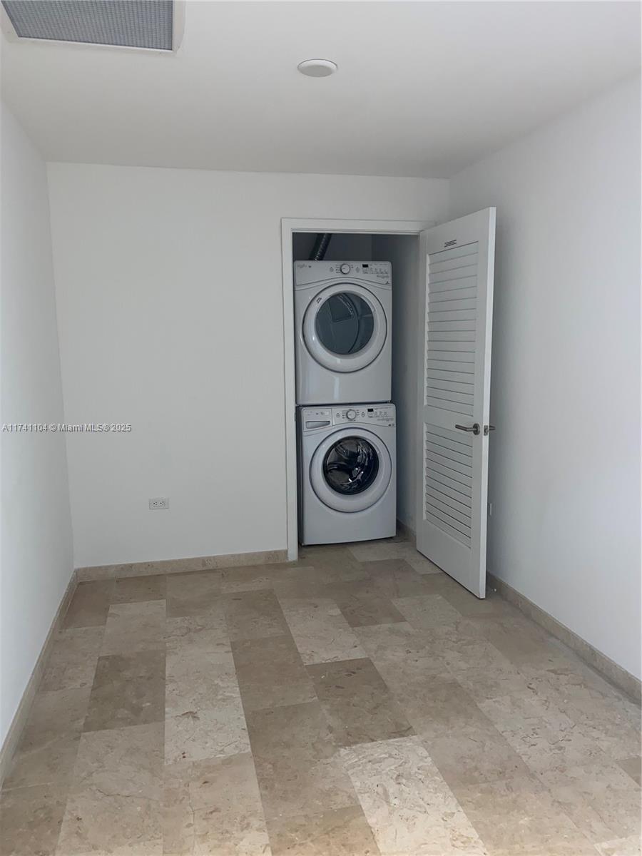 88 SW 7th St #2010, Miami FL 33130