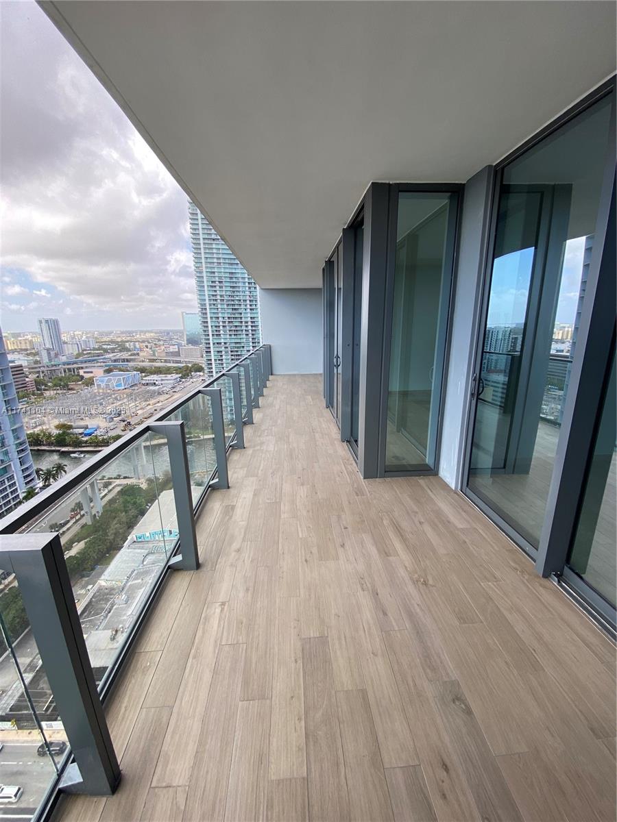 88 SW 7th St #2010, Miami FL 33130