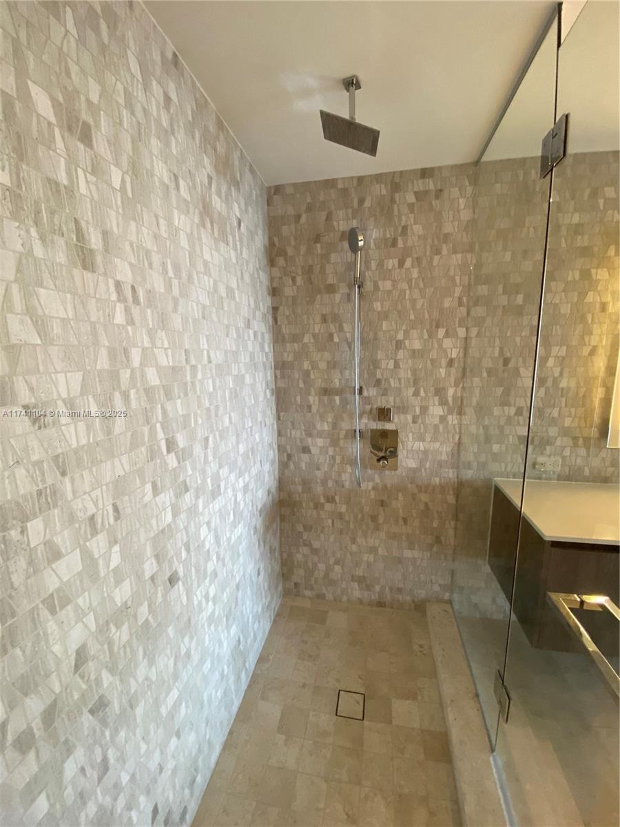 88 SW 7th St #2010, Miami FL 33130