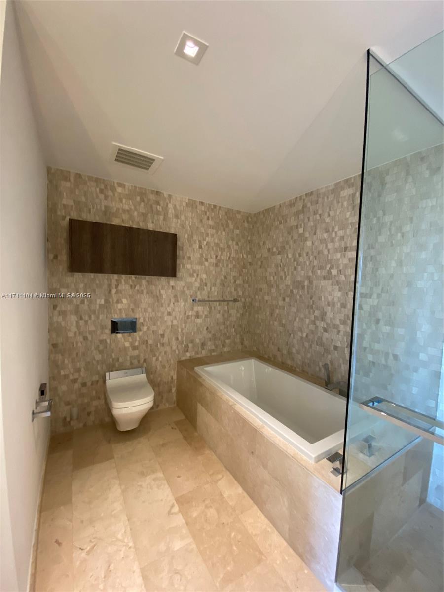 88 SW 7th St #2010, Miami FL 33130
