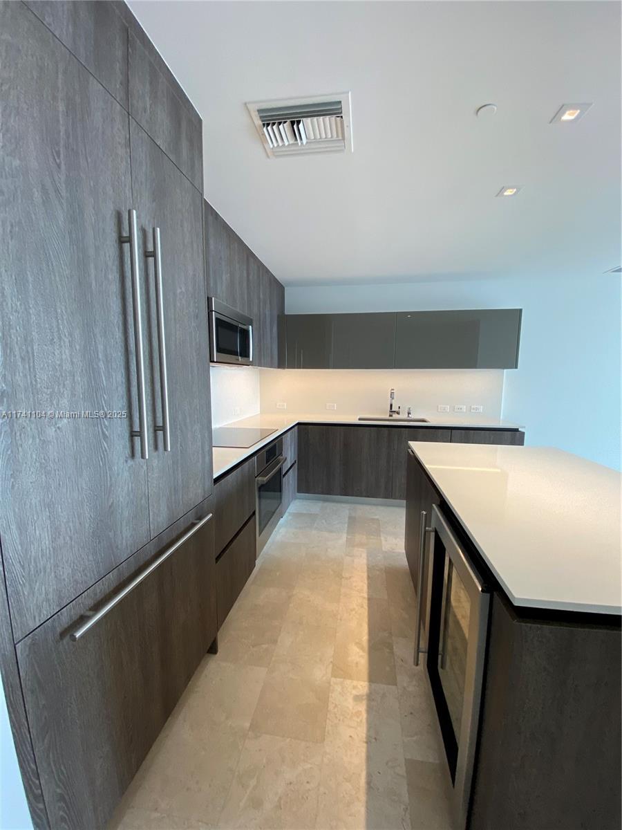 88 SW 7th St #2010, Miami FL 33130