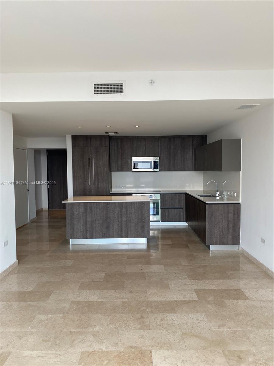 88 SW 7th St #2010, Miami FL 33130