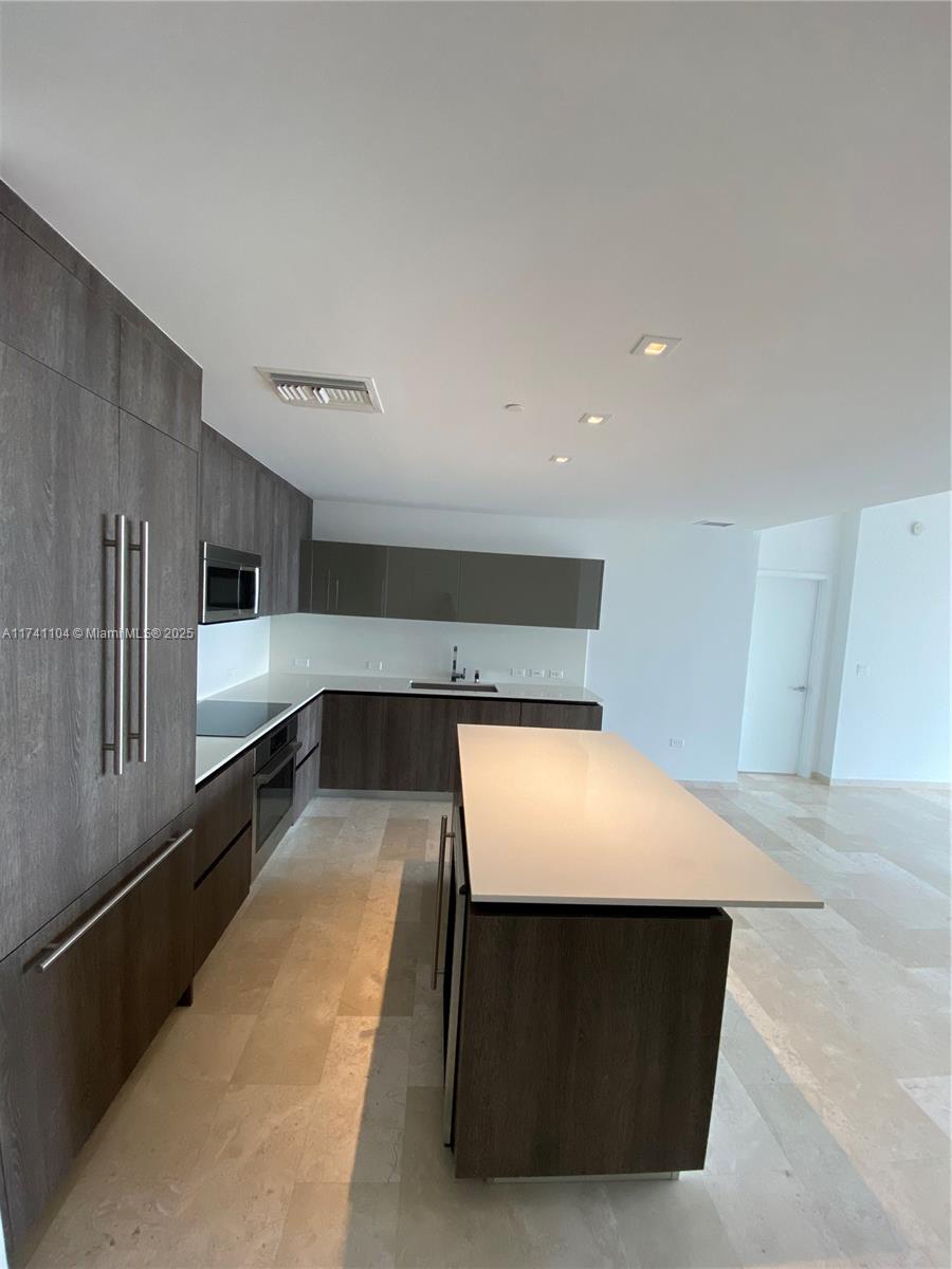88 SW 7th St #2010, Miami FL 33130