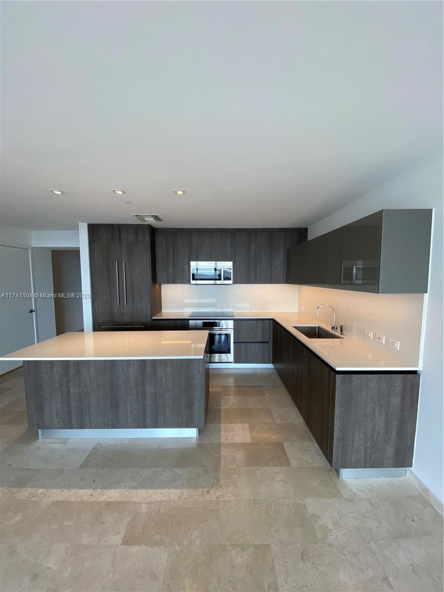 88 SW 7th St #2010, Miami FL 33130