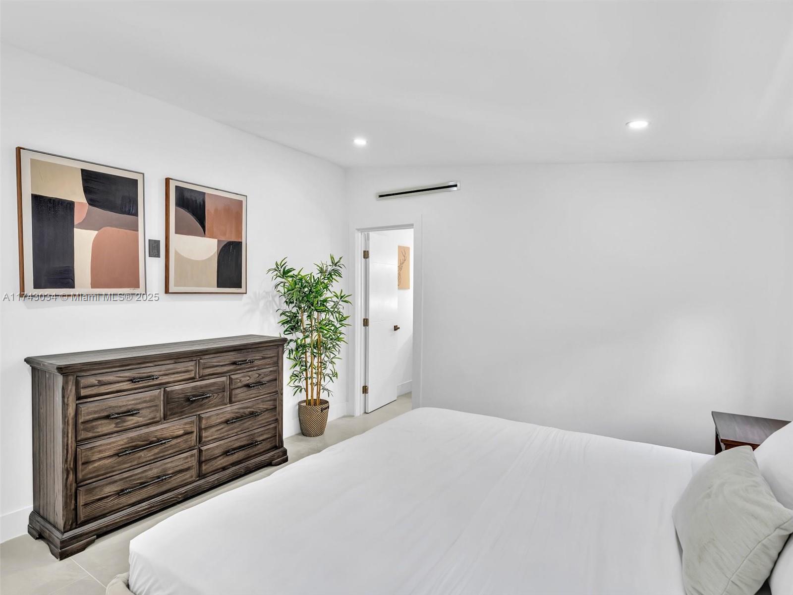 221 NE 4th St, Hallandale Beach, Florida image 36