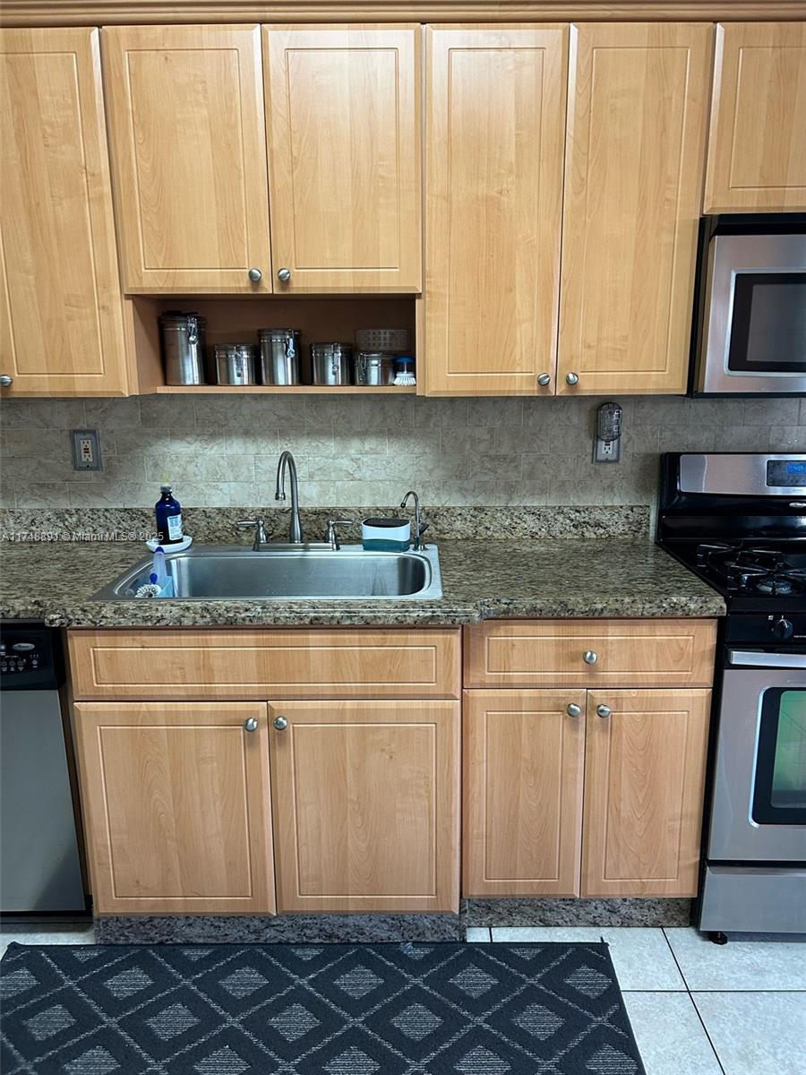 7659 NW 182nd Ln #806, Hialeah, Florida image 45