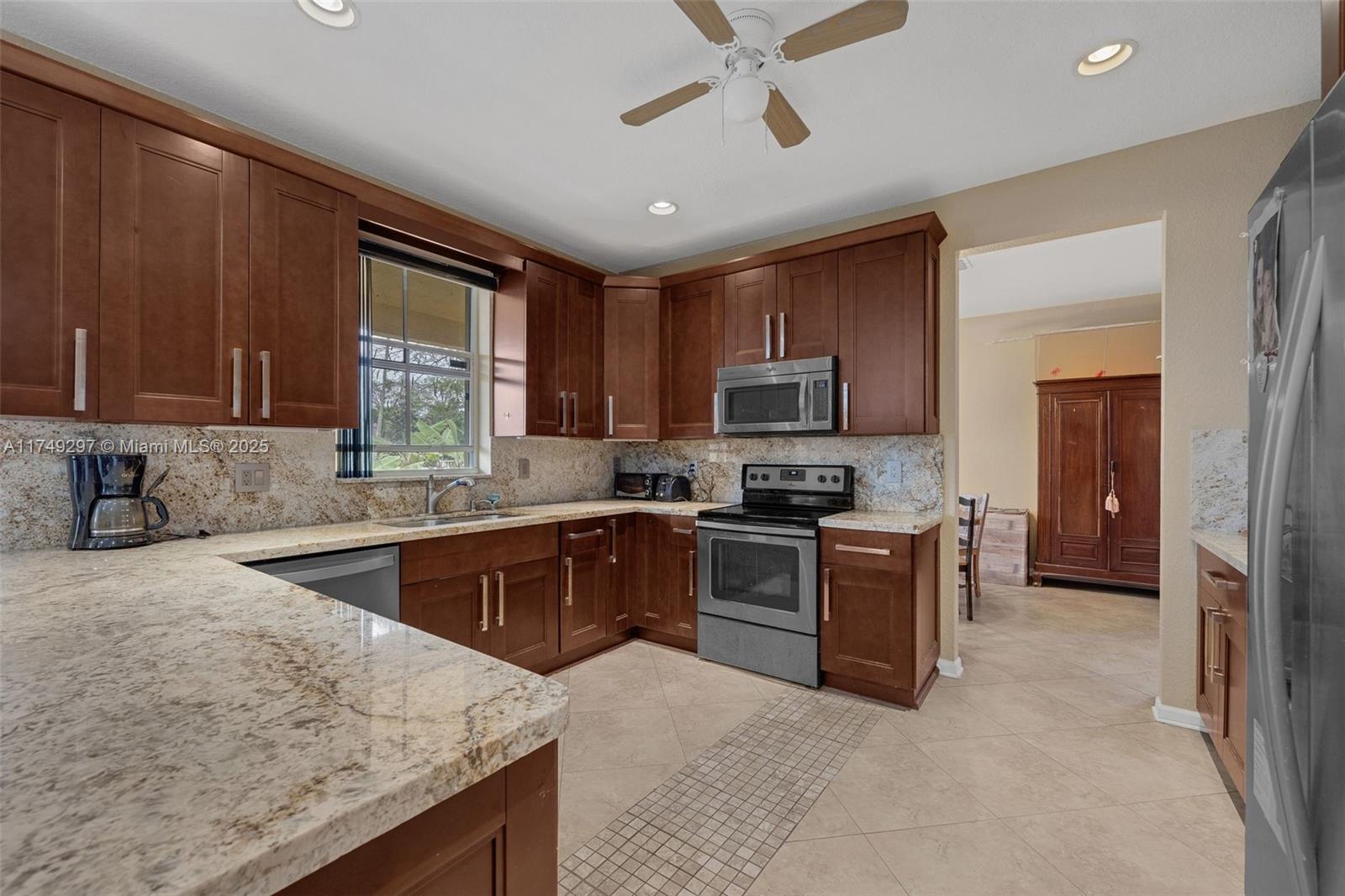 1050 Lavender Cir, Weston, Florida image 12