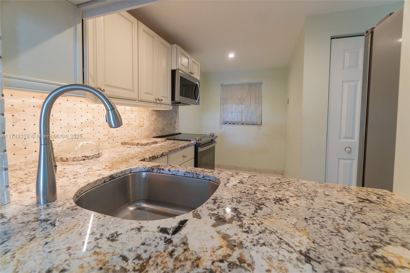 9235 Lagoon Pl #404, Davie, Florida image 2