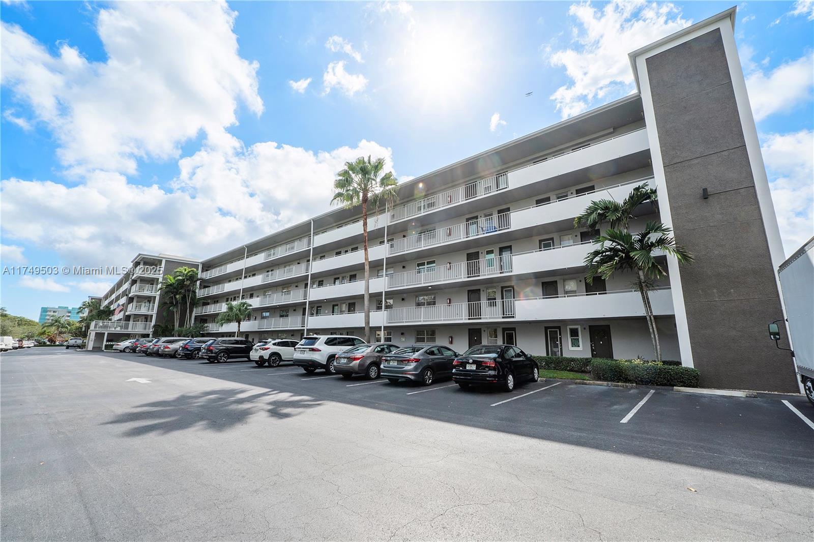 4800 Hillcrest Ln #514, Hollywood, Florida image 27