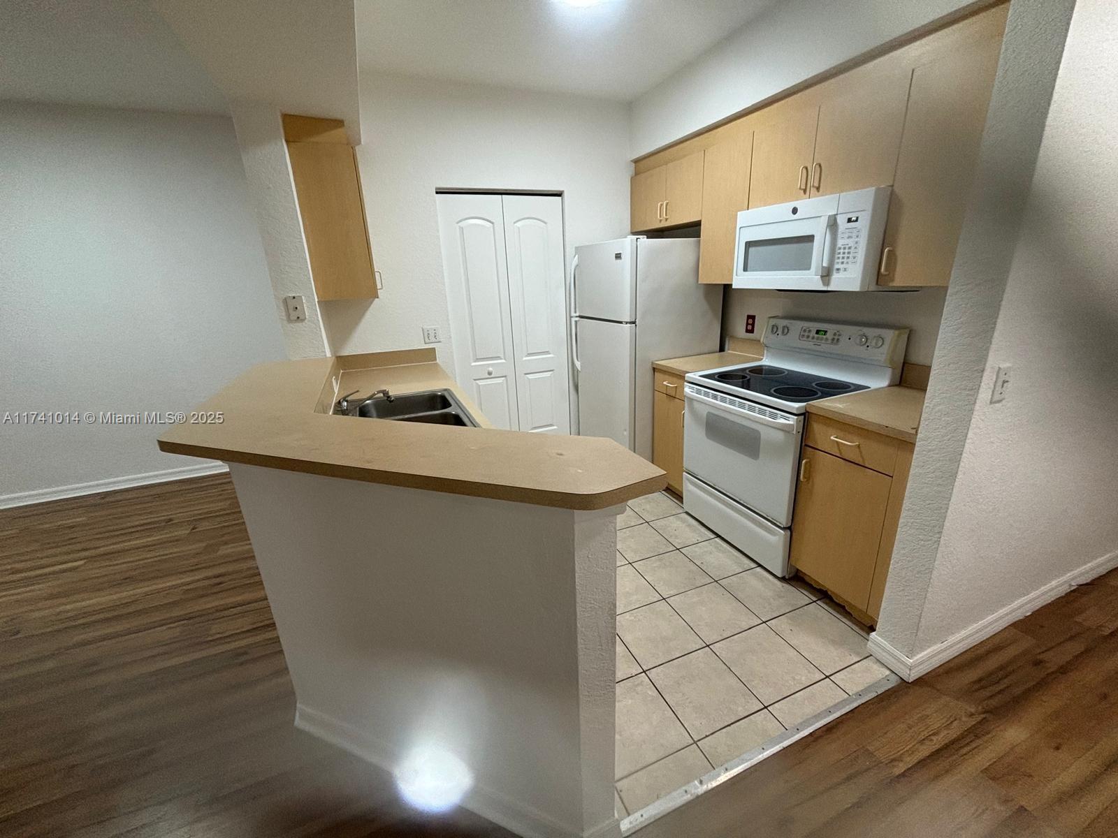 Residential, North Lauderdale, Florida image 9