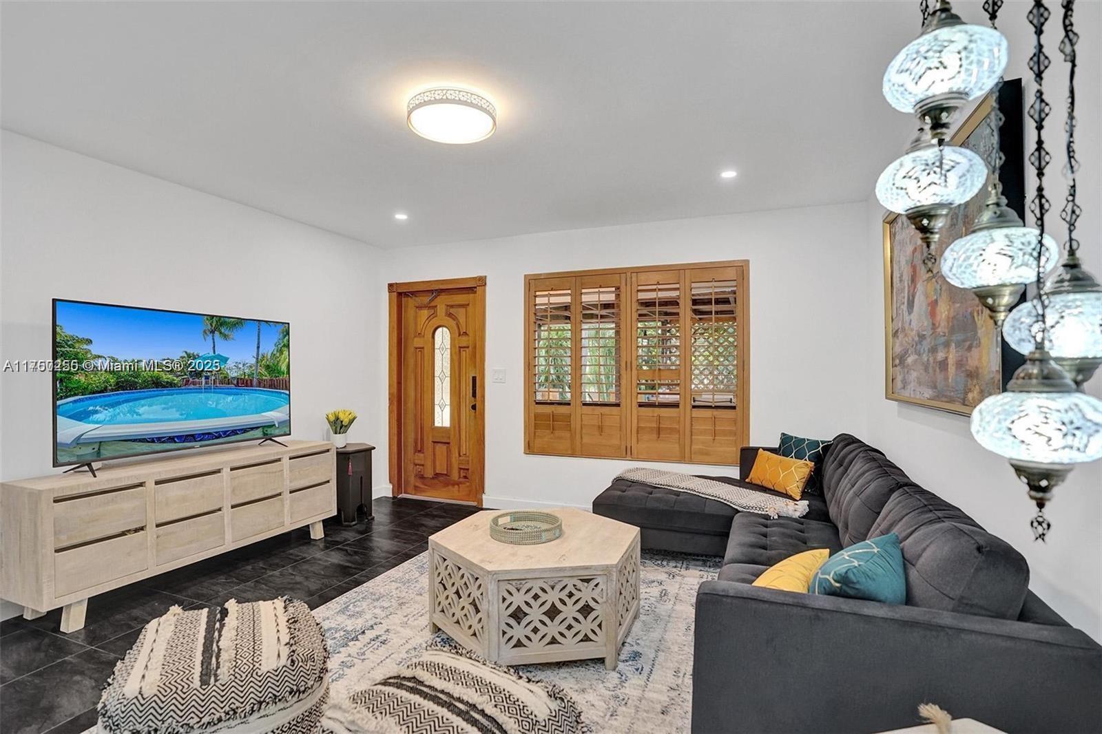 110 SW 5th St, Hallandale Beach, Florida image 4