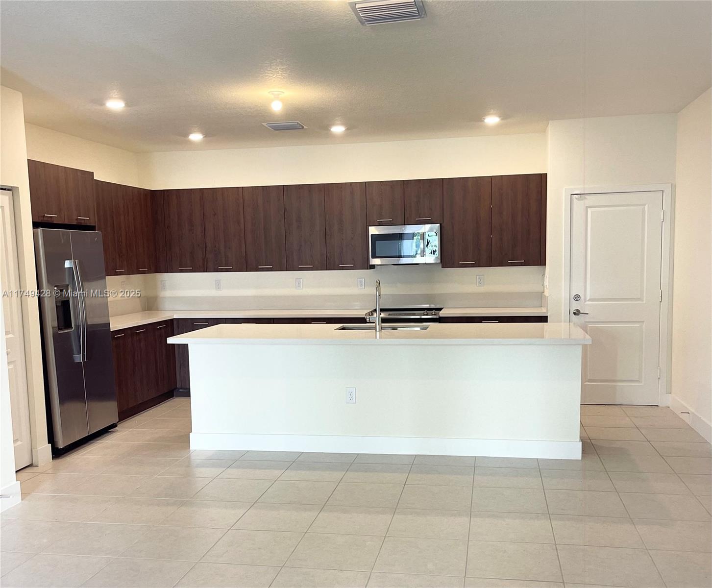 4576 NW 83rd Path, Doral, Florida image 3